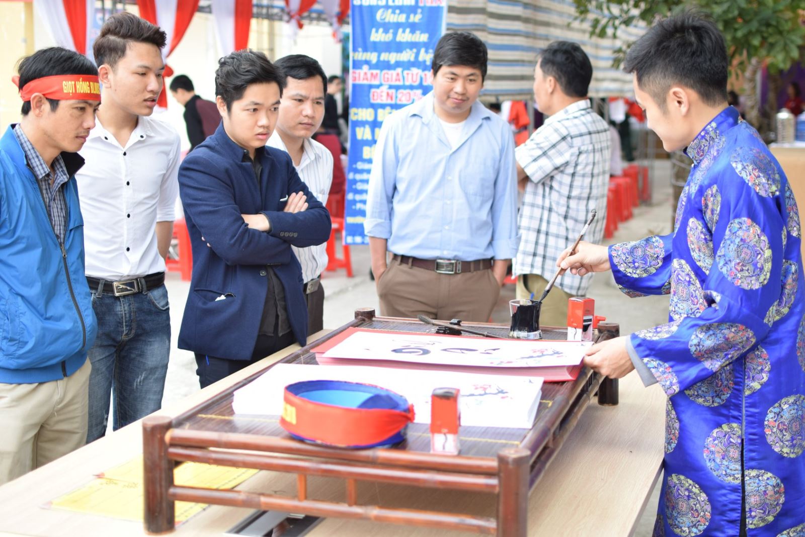 Thầy đồ cho chữ miễn phí người tham gia hiến máu