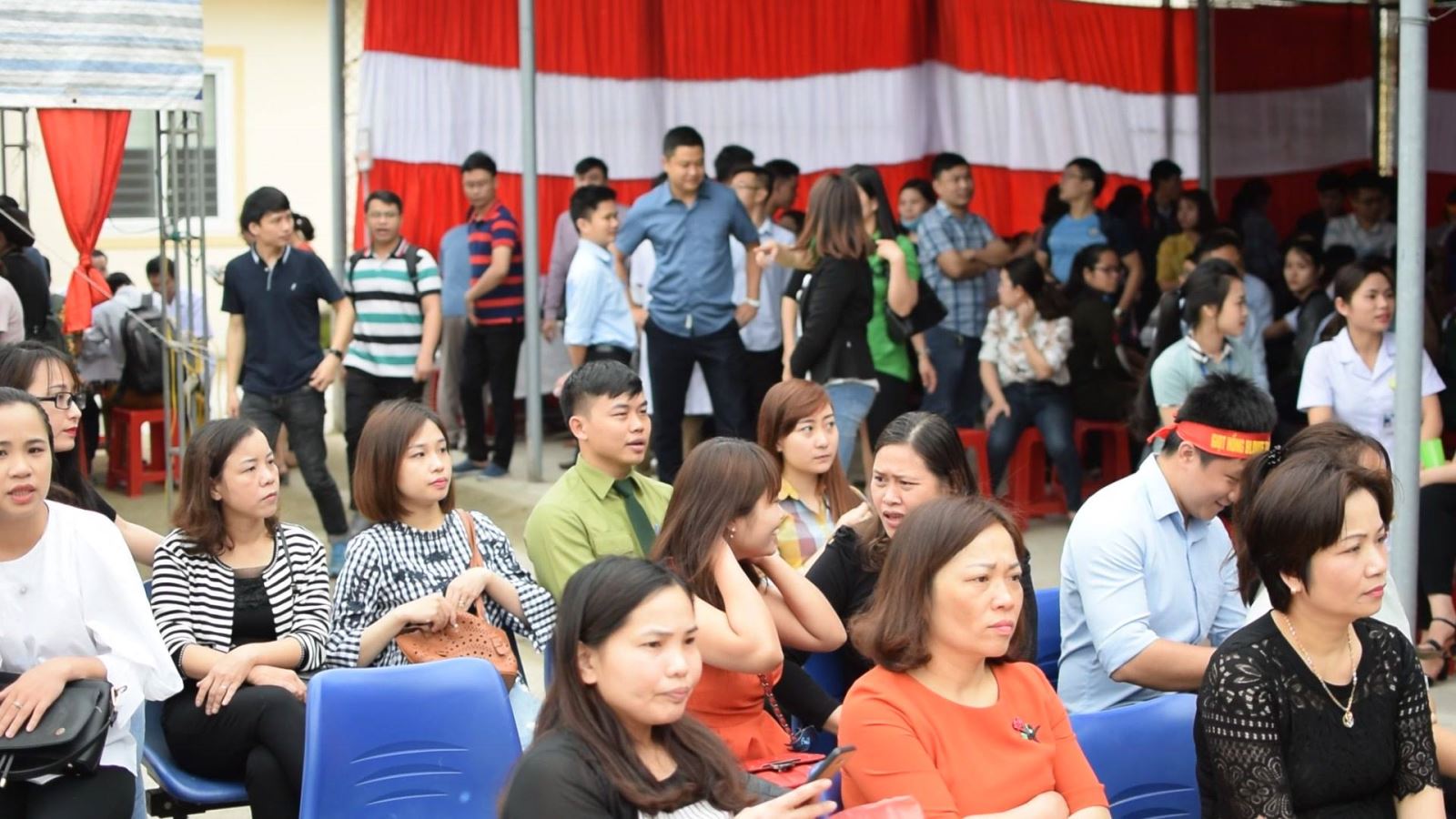 Khu vực chờ, rất đông người dân cũng tham gia hiến máu trong ngày hội này
