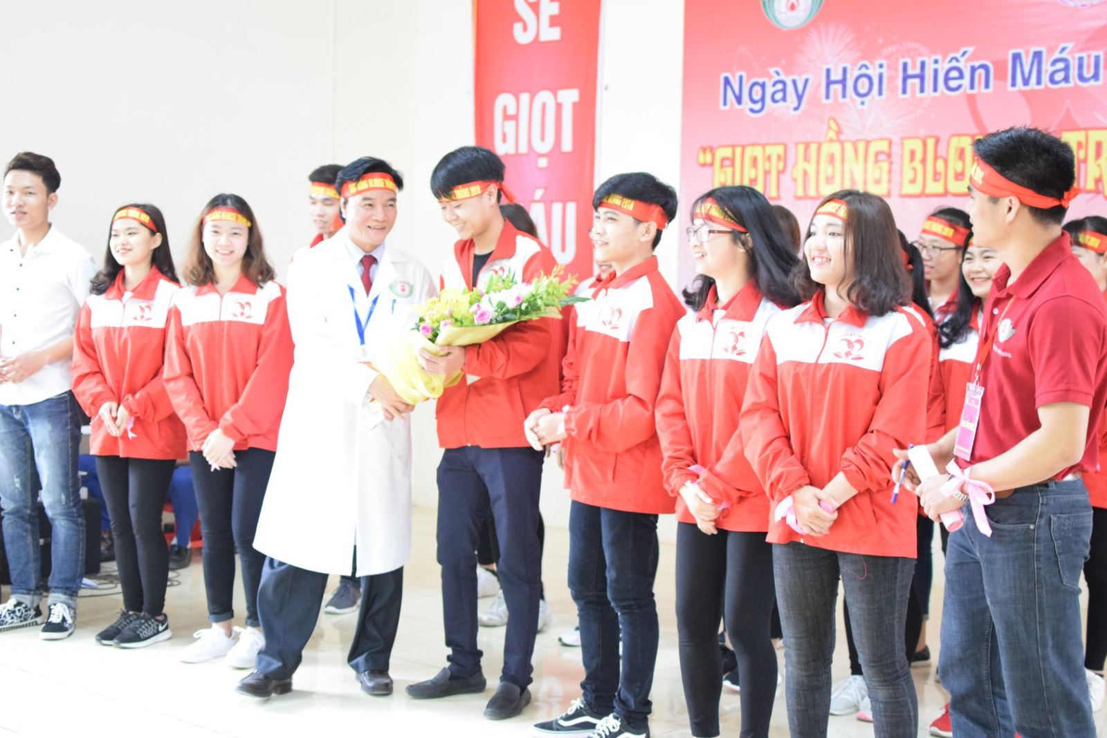 BSCKII Nguyễn Quang Vinh tặng hoa đội văn nghệ của các bạn tình nguyện viên CLB Ngân hàng máu sống TP Vinh