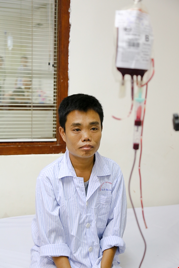 Anh không nhớ nổi mình đã truyền bao nhiêu đơn vị máu vì căn bệnh tan máu bẩm sinh (ảnh: Công Thắng)