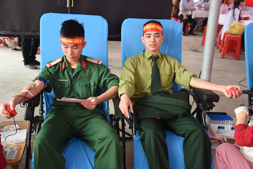 Các Y bác sĩ Bệnh viện Quân y 4 tích cực tham gia hiến máu