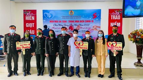 Cán bộ, đoàn viên Công an Nghệ An hiến máu cứu người.