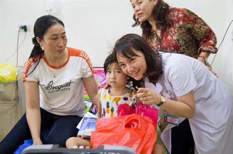Chương trình trao quà nhân  ngày 01/06 cho bệnh nhân gặp khó khăn đang điều trị tại Trung tâm Huyết học - Truyền máu Nghệ An