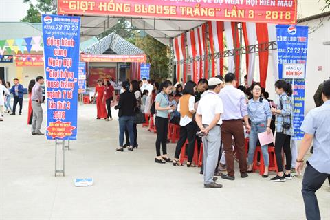 Gần 700 đơn vị máu được tiếp nhận trong ngày hội “Giọt hồng blouse trắng”