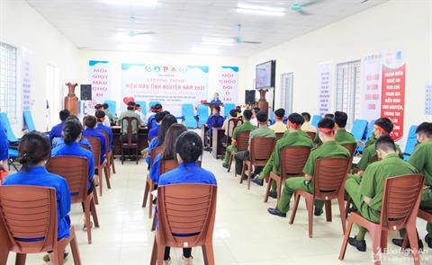 Hơn 300 cán bộ, đoàn viên, thanh niên Nghệ An tham gia hiến máu tình nguyện